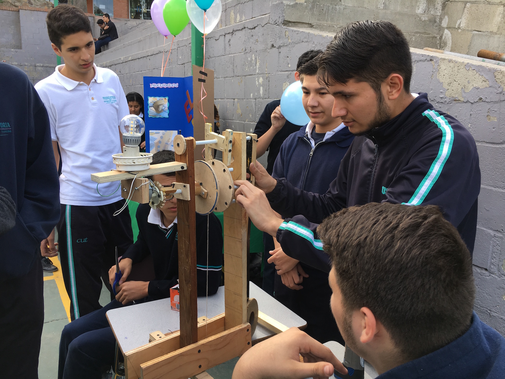 Alumnos del CUT exhiben proyectos de física – Universidad de Tijuana CUT