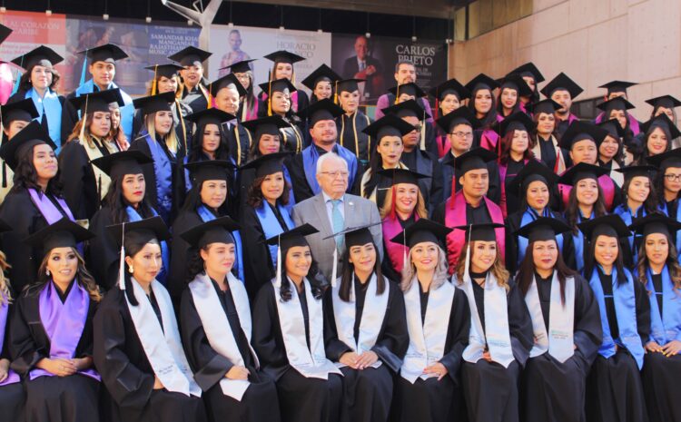 Alumnos del CUT Universidad celebran graduación