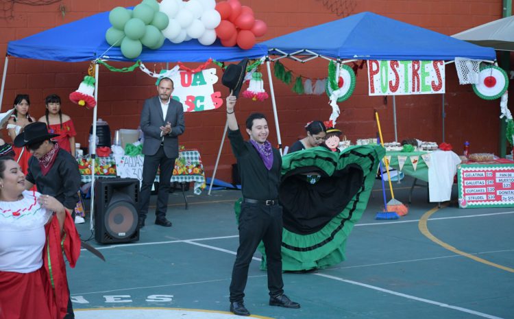  Celebran fiestas patrias con kermés y bailables mexicanos