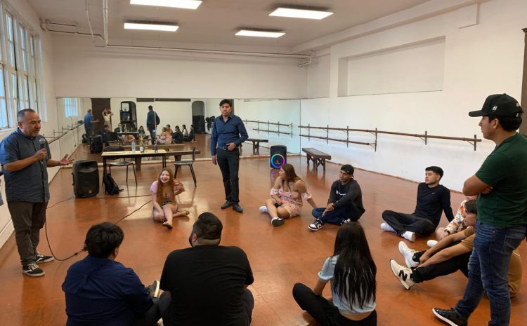  Estudiantes del CUT tomaron taller de poesía teatralizada