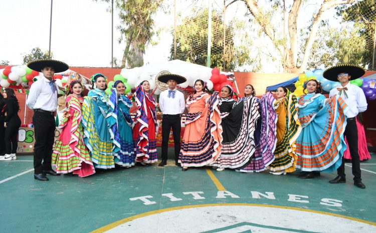  Celebran fiesta de independencia alumnos de la Normal del CUT