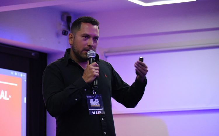  Adán Solano comparte su experiencia sobre emprendimiento en la Arquitectura