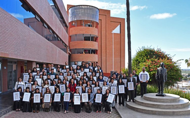  Entrega CUT títulos profesionales a egresados de Licenciatura