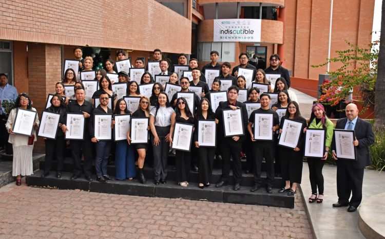  Reciben egresados de CUT sus títulos digitales y reconocimiento profesional