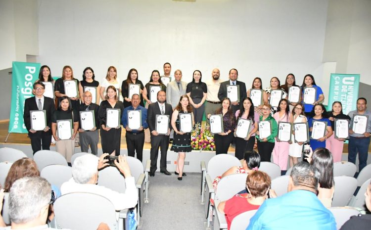  CUT entrega reconocimientos de títulos profesionales a egresado de Campus Mexicali